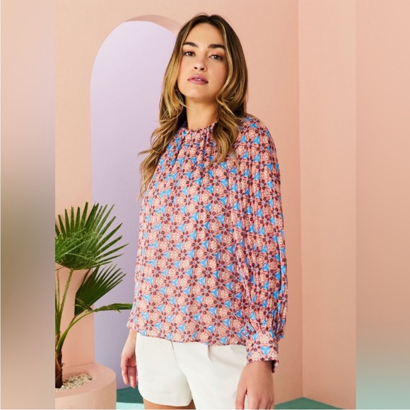 Marie Oliver Tops - Marie Oliver‎ Kaleidoscope print Long sleeve
Bow tie back
Good preowned